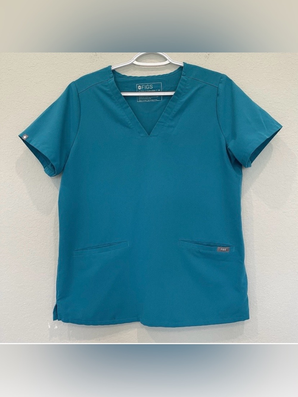 FIGS Casma Three-Pocket Scrub Top in Caribbean Blue V-neck design women’s XL